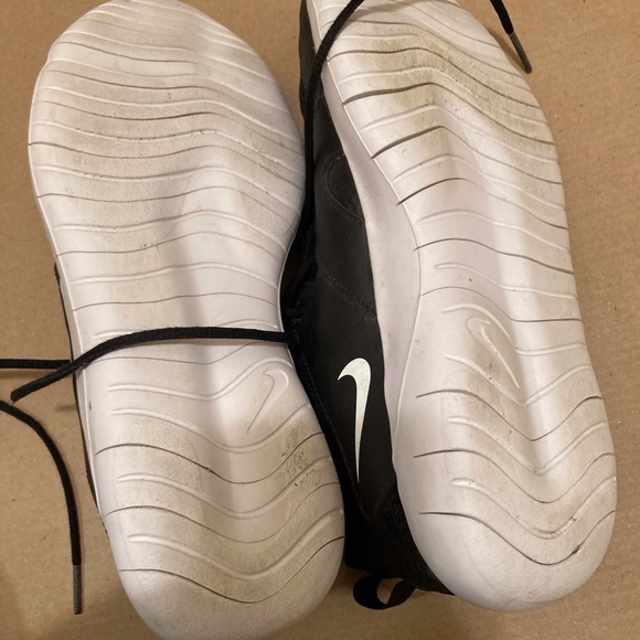 Boys Black Nike Runners - Picture 3 of 5